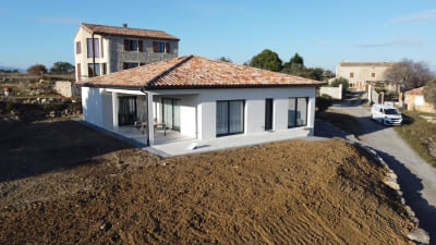 Bâtiment de forme carrée de plain pied avec soubassement